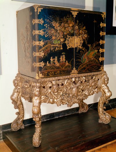 Gabinete de laca negra y dorada sobre soporte tallado y plateado, período de Carlos II, 1649-85 de English School